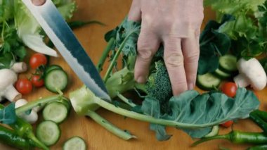 Bıçağı kapat ve taze yeşil brokoli kes. 