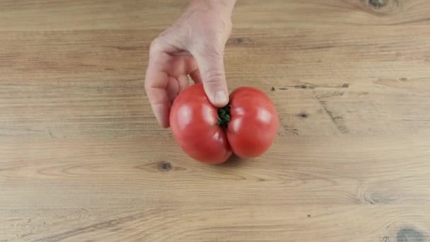 Homem coloca sobre a mesa vegetais feios — Vídeo de Stock