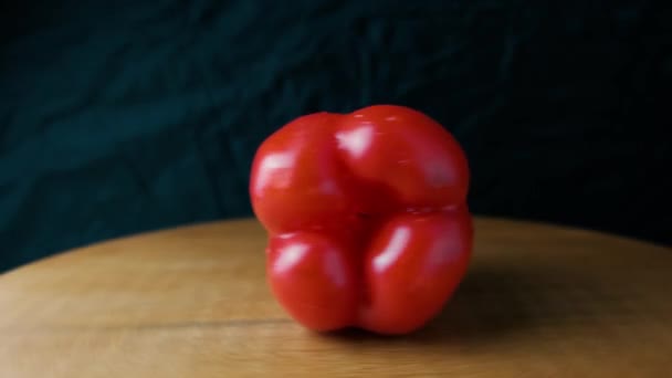 Kırmızı Paprika biberi döndürme — Stok video