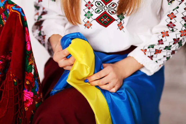 Etnik tarzda işlenmiş gömlek giyen genç, güzel sarışın kadın, Ukrayna 'nın geleneksel Vyshyvanka' sından Ukrayna bayrağıyla modern türetilmiş.