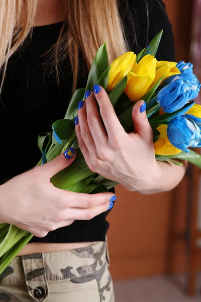 带有黄色和蓝色郁金香的乌克兰妇女 — 图库照片