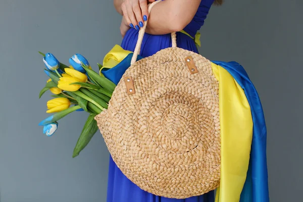 Joven Hermosa Chica Ucraniana Vestido Azul Sostiene Una Bolsa Tulipanes Imagen de stock