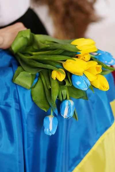 Jonge Vrouw Heeft Gele Blauwe Tulpen Oekraïense Vlag Oorlog Oekraïne Rechtenvrije Stockafbeeldingen