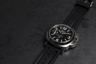 Panerai ya da Pam Model 005 markası, Panerai mağazasındaki yetkili satıcının siyah taş masa rafında sergilenmektedir. 