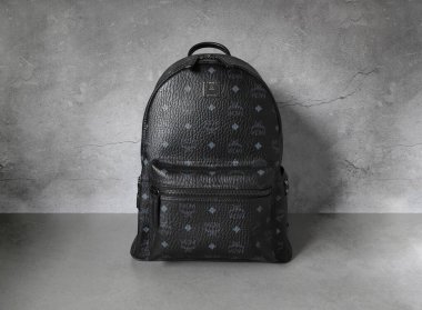 Kore model Stark Side Studs Sırt Çantası 'nın MCM markası Visetos' taki lüks alışveriş merkezindeki MCM mağazasında sergilendi.