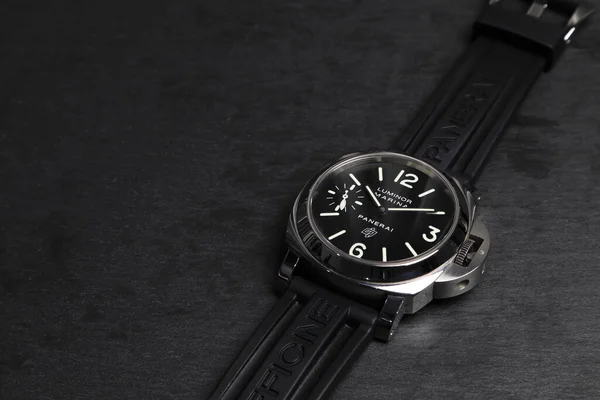 Zegarek Rękę Marki Panerai Lub Pam Model 005 Jest Wyświetlany — Zdjęcie stockowe