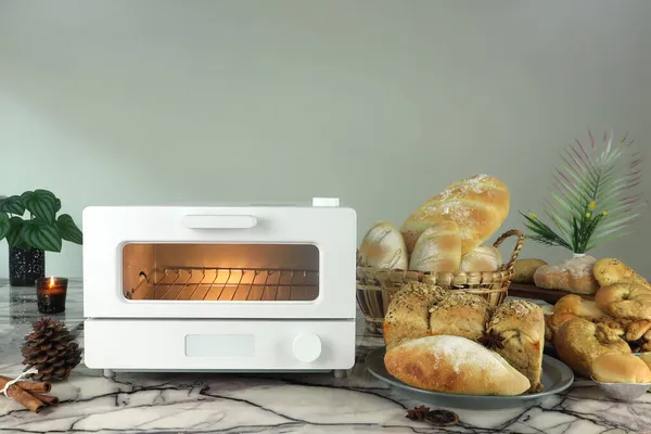 Horno Tostadora Diseño Moderno Blanco Está Sobre Mesa Con Pan — Foto de Stock