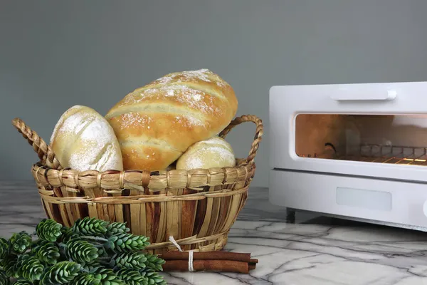Корзина Вкусного Домашнего Хлеба Тосты Находятся Белом Мраморном Столе Тостером — стоковое фото