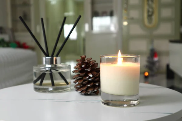 Luxusbeleuchtung Aromatisch Duftende Kerze Steht Auf Dem Tisch Mit Weihnachtsschmuck — Stockfoto