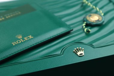 Altın logolu Rolex paket yeşil deri kutu lüks saat dükkanının rafında sergileniyor.