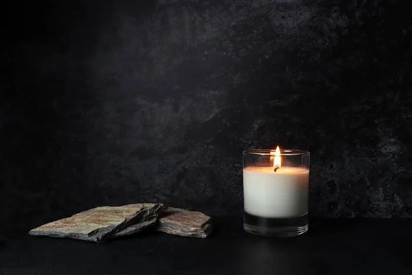 Brandende Luxe Aromatische Geurkaars Glas Zwarte Stenen Tafel Met Achtergrond — Stockfoto