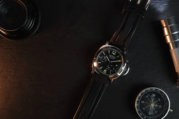 Modello Orologio Polso Panerai Viene Visualizzato Sul Ripiano Legno Nero — Foto Stock