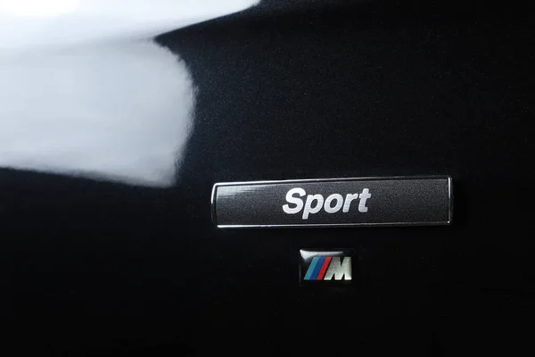 Bmw Series3 F30 모델의 몸체에 새겨진 스포츠 로고의 — 스톡 사진