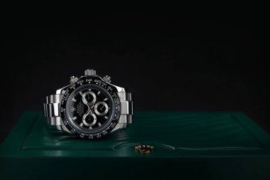 Rolex Kol Saati modeli kozmograf Daytona İstiridye Daimi süper kronometre Siyah seramik bezel paslanmaz çelik gövde Rolex yeşil kutu kaplama logo paketi siyah duvar arka plan