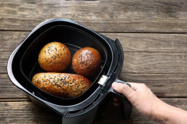 Ev yapımı organik tereyağlı ekmek, sabah kahvaltısı olarak siyah hava fritözü ya da yağsız fritöz kullanılarak pişirilir.