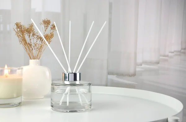 Luxus Aroma Duft Schilfrohr Diffusorglasflasche Ist Auf Weißem Stahltisch Mit — Stockfoto