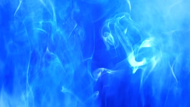 Smoke Rising Végtelen kék háttér 4K hurok funkciók füst indák emelkedő aljáról a keret tetejére ellen a kék háttér egy hurok.