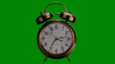 Alarmlı Saat Grunge Yeşil Ekran 4K döngüsünü çözdü. Eski, bozuk bir çalar saat, elleri dönen ve çekiç yeşil ekrana karşı bir döngü içinde ileri geri gidiyor..