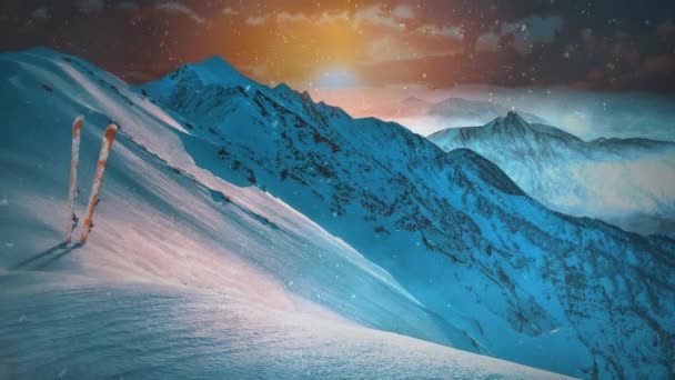 Одинокие Лыжи Горах Восходе Заднем Плане Снежная Горная Сцена Восходе — стоковое видео