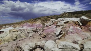 Calhan Colorado yakınlarındaki Boya Madenleri 4K, Calhan Colorado yakınlarındaki Paint Mines parkının en renkli kısmının yakınlarında uçan bir insansız hava aracının görüntüsünü içeriyor..