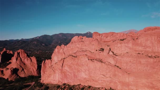 Вид Дрона Garden Gods Colorado Дрона Летящего Справа Налево Вокруг — стоковое видео