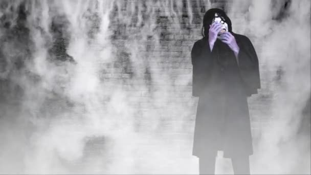 Зомбі Передній Частині Цегляної Стіни Тумані Має Химерний Персонаж Зомбі — стокове відео