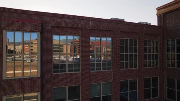 Latający Budynek Odblaskowymi Oknami Odsłonięcia Balonów Oferuje Widok Drona Wznoszącego — Wideo stockowe