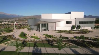 Colorado Springs 'teki Ent Center of the Arts 4K' da sabahın erken saatlerinde Colorado Springs 'teki Ent Center for the Arts' ın etrafında uçan bir insansız hava aracının görüntüsü görülüyor.. 