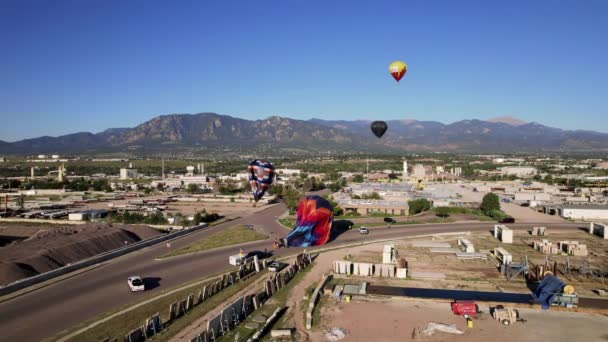 科罗拉多州斯普林斯路4K号的热气球在庆祝2022年科罗拉多州斯普林斯劳动节期间紧急着陆 并有无人驾驶飞机记录 — 图库视频影像