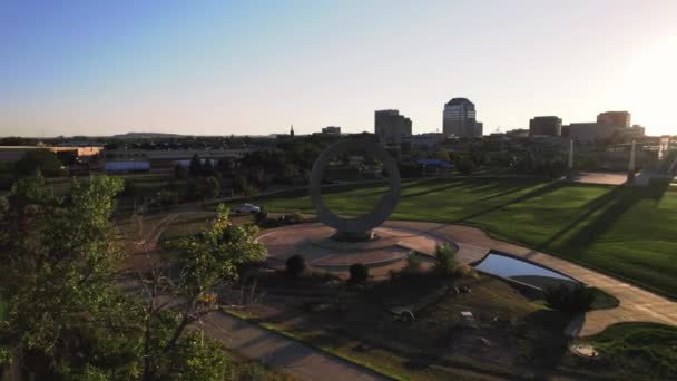 Panning Continuum Sculpture America Beautiful Park Colorado Oferece Uma Vista — Vídeo de Stock