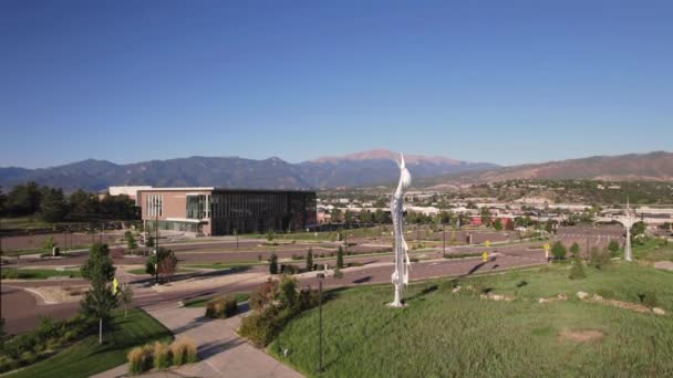 Panning Sculpture Het Ent Center Colorado Springs Biedt Uitzicht Vanaf — Stockvideo