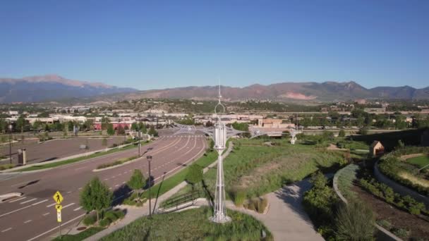 Panning Sculpture Two Het Ent Center Colorado Springs Biedt Uitzicht — Stockvideo