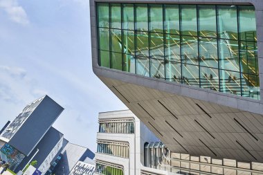 Güneşli bir günde Viyana 'daki Prater Üniversitesi binalarının geleceksel mimarisi