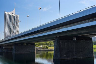 Güzel güneşli bir günde Tuna Nehri ve şehrin iş merkezi ve arka planda Viyana gökdelenleri.