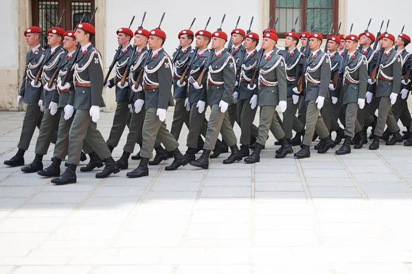 身着红色贝雷帽 手挽手的士兵在澳大利亚维也纳市中心举行的阅兵式 — 图库照片