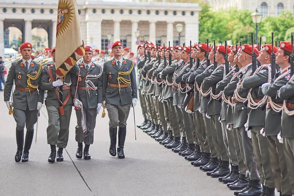 Parade Soldiers Red Berets Arms Hand Center Vienna Austria — Stockfoto