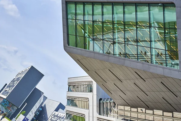 Güneşli bir günde Viyana 'daki Prater Üniversitesi binalarının geleceksel mimarisi