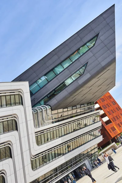 Güneşli bir günde Viyana 'daki Prater Üniversitesi binalarının geleceksel mimarisi