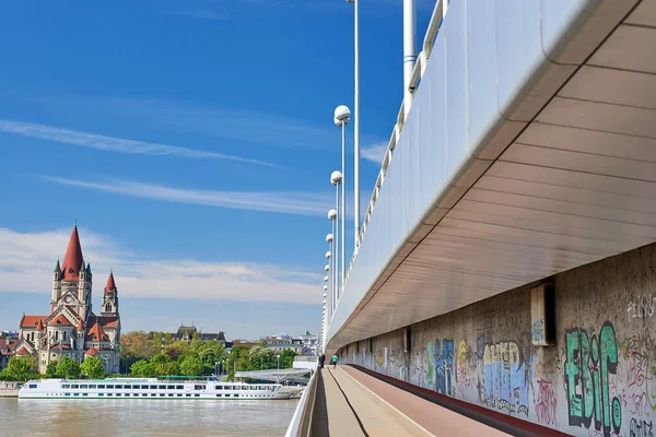 Güzel güneşli bir günde Tuna Nehri ve şehrin iş merkezi ve arka planda Viyana gökdelenleri.