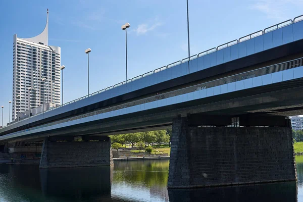 Güzel güneşli bir günde Tuna Nehri ve şehrin iş merkezi ve arka planda Viyana gökdelenleri.