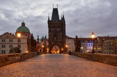 Boş Charles Köprüsü, aydınlık lateran, Prag 'da gün doğumunda, Czech Cumhuriyeti