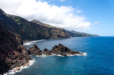 Tenerife kıyısındaki siyah kumsal. Kanarya Adaları. İspanya