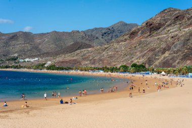 Santa Cruz 'da güneşli bir günde Las Teresitas plajı. Tenerife. Kanarya Adaları. İspanya