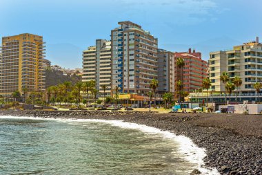 Siyah kumlu sahili ile Puerto de la Cruz şehri manzarası. Tenerife. Kanarya Adaları. İspanya