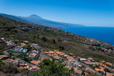 Arkasında Puerto de la Cruz ve Teide volkanı olan Tenerife Adası. Tenerife. Kanarya Adaları. İspanya.