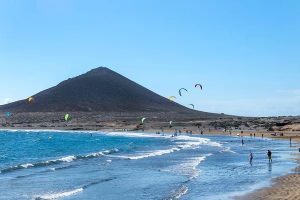 Tenerife 'deki El Medano plajında Kyte sörfü. Kanarya Adaları. İspanya