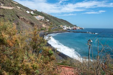 Siyah kumlu Tenerife sahili. Kanarya Adaları. İspanya
