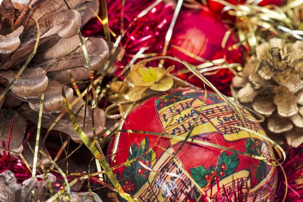 Nahaufnahme Eines Weidenkorbs Mit Weihnachtsdekoration Mit Goldenen Bändern — Stockfoto