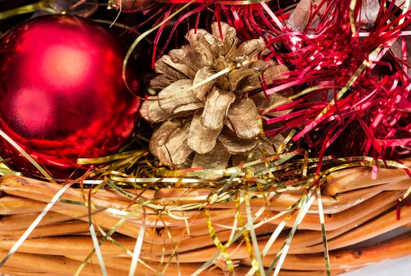 Nahaufnahme Eines Weidenkorbs Mit Weihnachtsdekoration Auf Weißem Hintergrund — Stockfoto