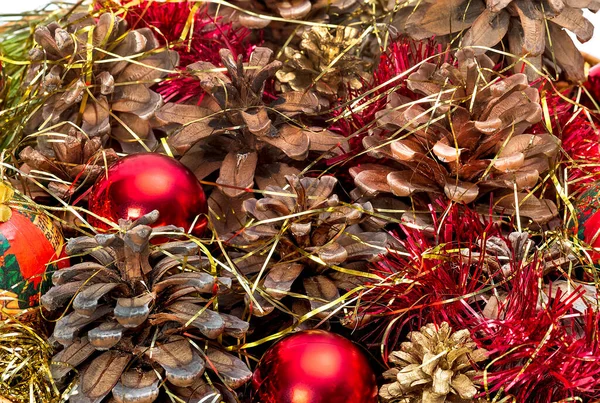 Nahaufnahme Eines Weidenkorbs Mit Weihnachtsdekoration Mit Roten Bändern — Stockfoto